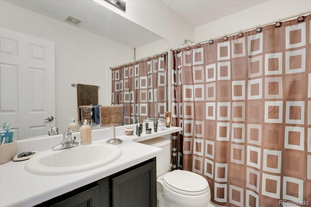 full bath featuring vanity, toilet, a shower with curtain, and visible vents