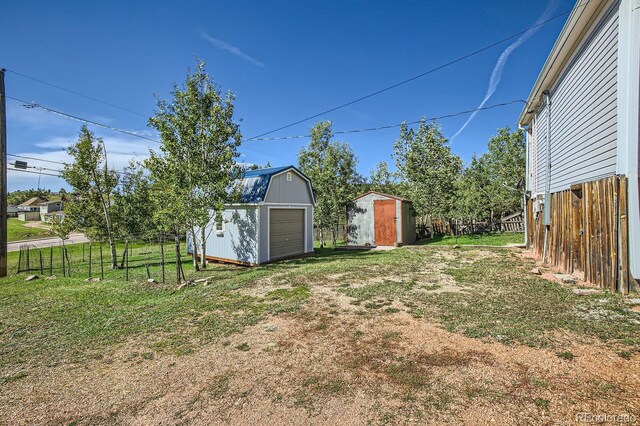 view of yard featuring a shed