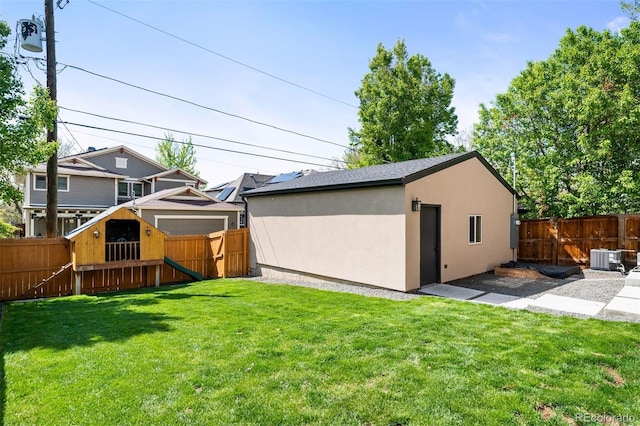 view of yard featuring an outbuilding