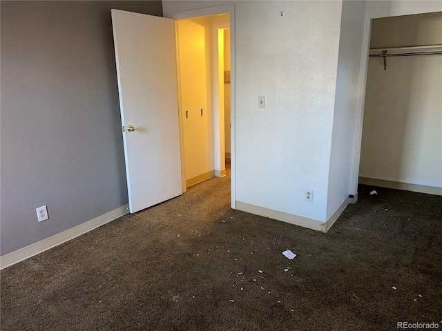 unfurnished bedroom featuring baseboards and a closet