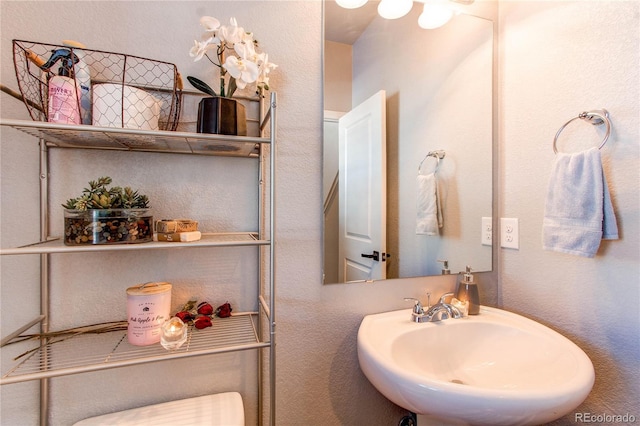 bathroom featuring sink