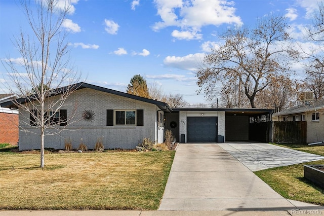 view of front of house featuring a front yard, an attached garage, fence, and driveway