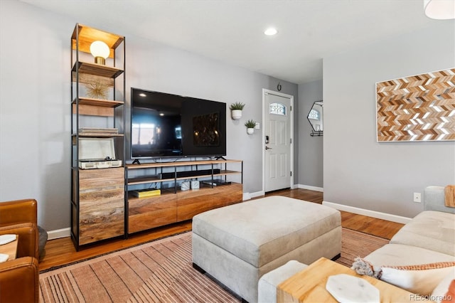 living area featuring baseboards, recessed lighting, and wood finished floors