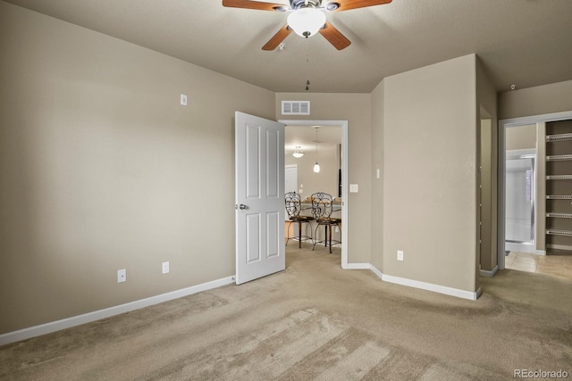 carpeted empty room featuring ceiling fan