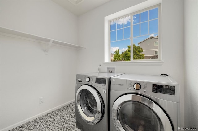 6692 S Robertsdale Way, Aurora, CO 80016 - laundry room with independent washer and dryer and baseboards