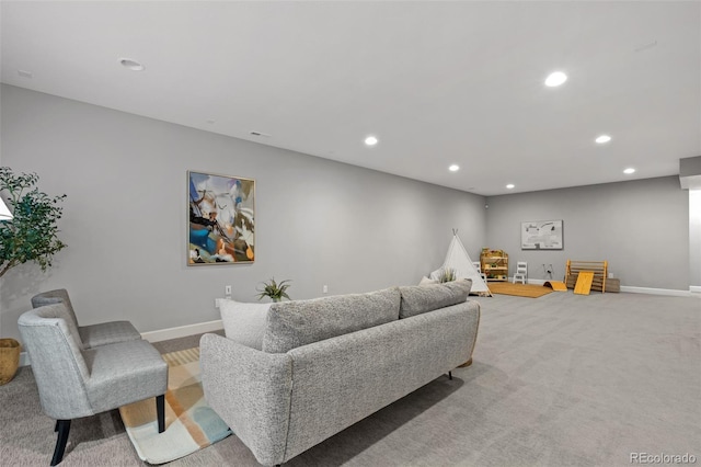 carpeted living area featuring recessed lighting and baseboards