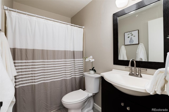 full bathroom with a shower with shower curtain, toilet, and vanity