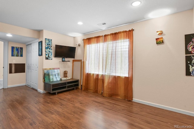 17332 E Lake Ln, Aurora, CO 80016 - living room featuring wood finished floors, baseboards, and recessed lighting