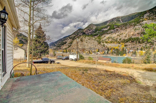 view of yard featuring a mountain view