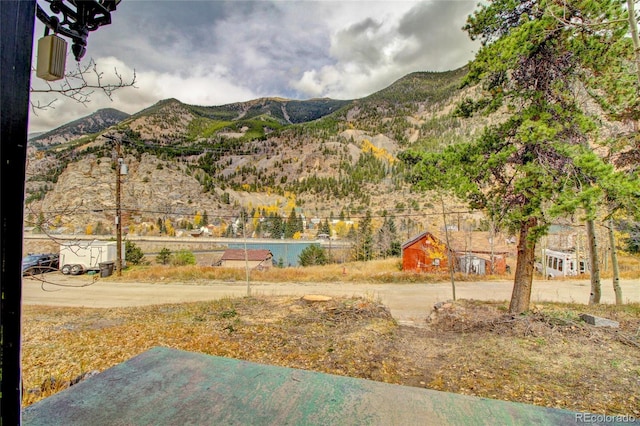 view of yard with a mountain view