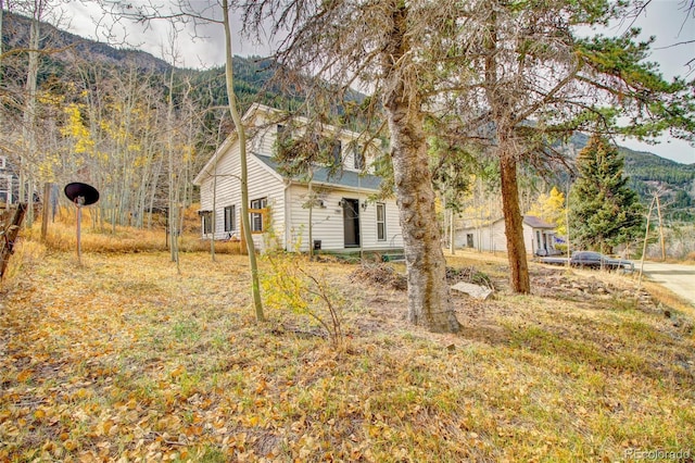 view of yard featuring a mountain view