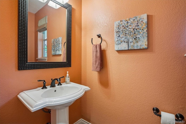 8526 E 35th Ave, Denver, CO 80238 - bathroom featuring a textured wall