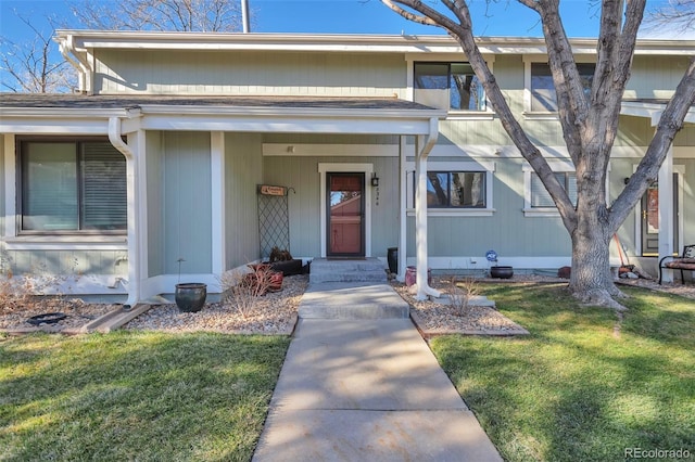 view of front of home featuring a front lawn