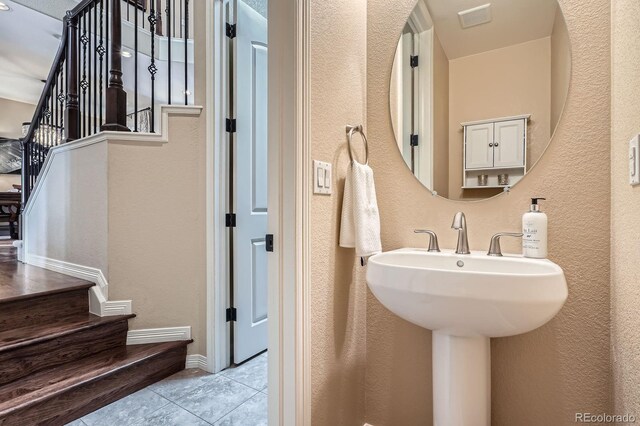 3181 Firenze Pl, Highlands Ranch, CO 80126 - bathroom with a textured wall and tile patterned floors