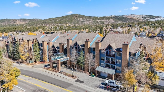 birds eye view of property featuring a mountain view