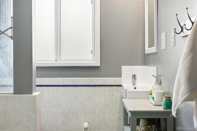 882 E Briarwood Cir, Centennial, CO 80122 - bathroom with vanity