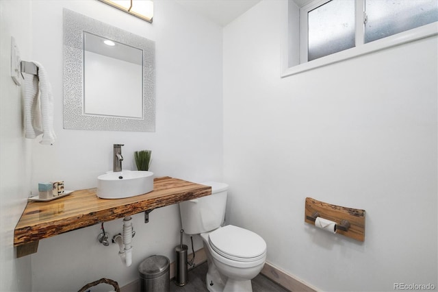 882 E Briarwood Cir, Centennial, CO 80122 - bathroom featuring toilet, baseboards, and a sink