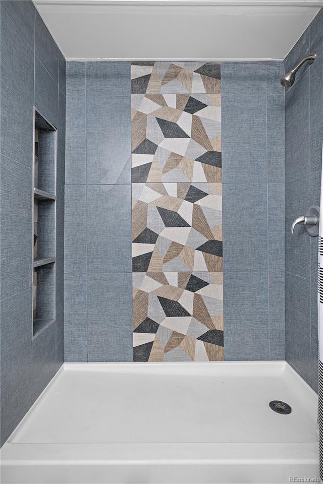 2281 Vaughn Unit 104A, Aurora, CO 80014 - bathroom featuring tiled shower