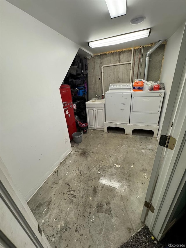 clothes washing area featuring sink and independent washer and dryer