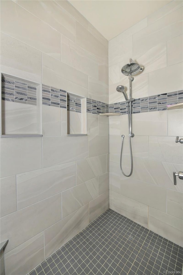 bathroom featuring tiled shower