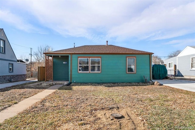 bungalow featuring fence