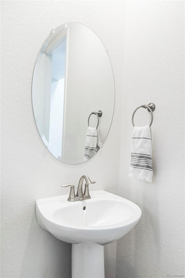 bathroom featuring sink