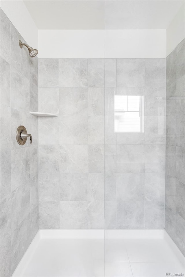 bathroom featuring a tile shower