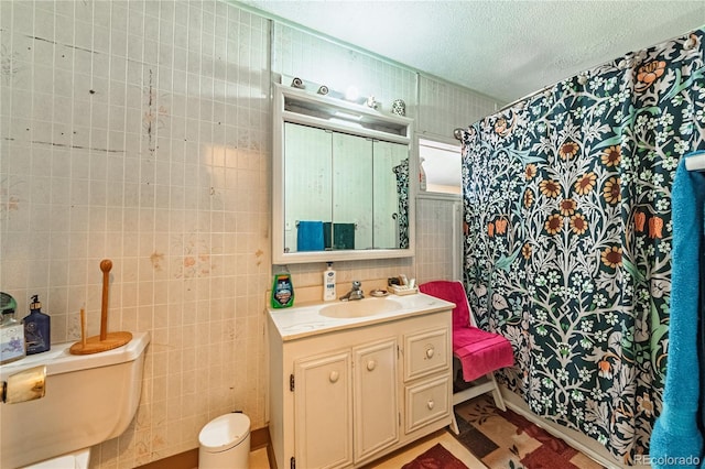 939 Conejos St, Colorado Springs, CO 80903 - full bath featuring tile walls, vanity, a textured ceiling, and curtained shower