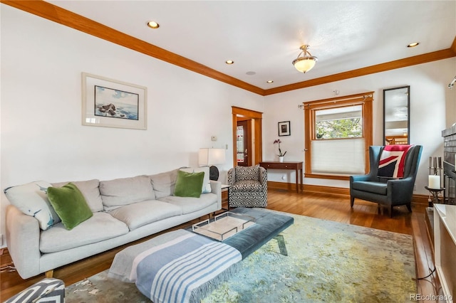 living room featuring wood finished floors, ornamental molding, baseboards, and recessed lighting