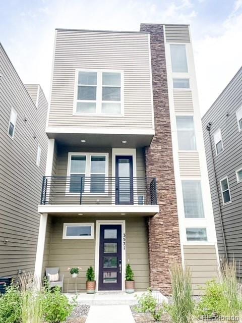 view of front of house with a balcony