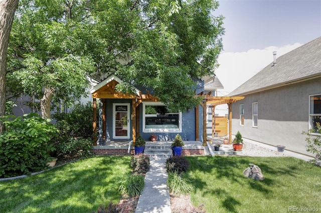 view of front of property featuring a front yard