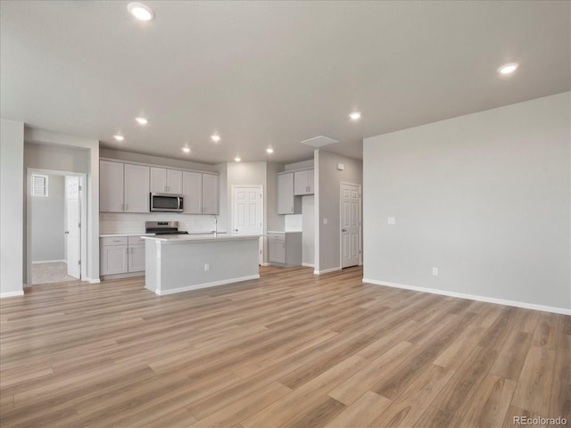 17557 E 89th Way, Commerce City, CO 80022 - kitchen featuring appliances with stainless steel finishes, open floor plan, light wood-type flooring, and recessed lighting