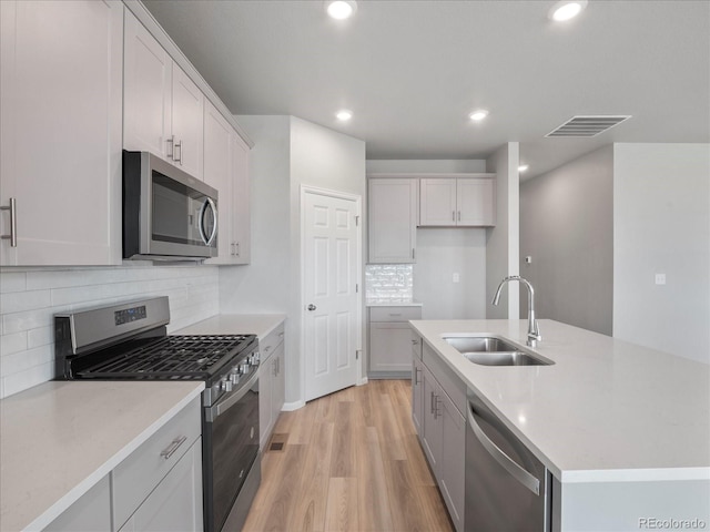 17557 E 89th Way, Commerce City, CO 80022 - kitchen with appliances with stainless steel finishes, light wood-type flooring, light countertops, backsplash, and recessed lighting