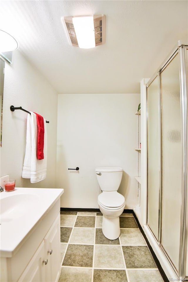 full bath featuring visible vents, toilet, a stall shower, vanity, and baseboards