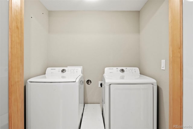 washroom with washing machine and dryer