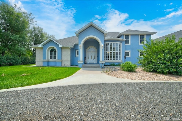 view of front facade featuring a front yard