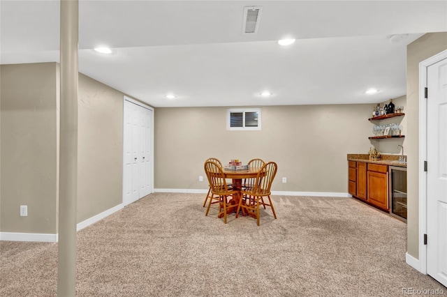 dining area with visible vents, wine cooler, recessed lighting, light colored carpet, and bar
