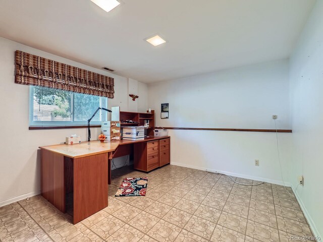 1576 S Ursula Ct, Aurora, CO 80012 - office space with baseboards