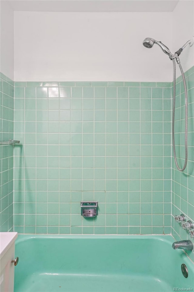 bathroom with vanity and tiled shower / bath