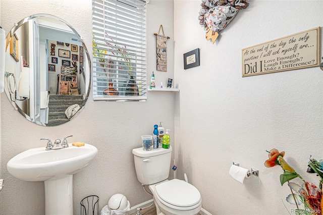 bathroom featuring toilet and sink