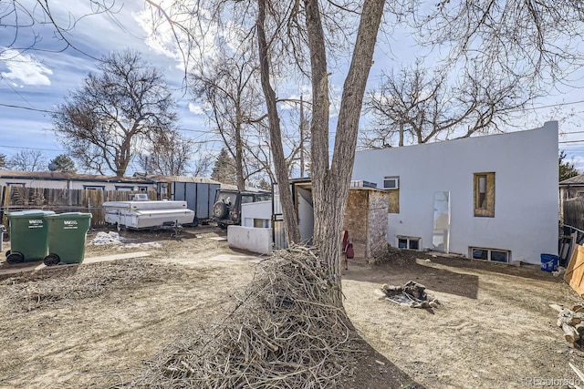 view of yard featuring an outbuilding