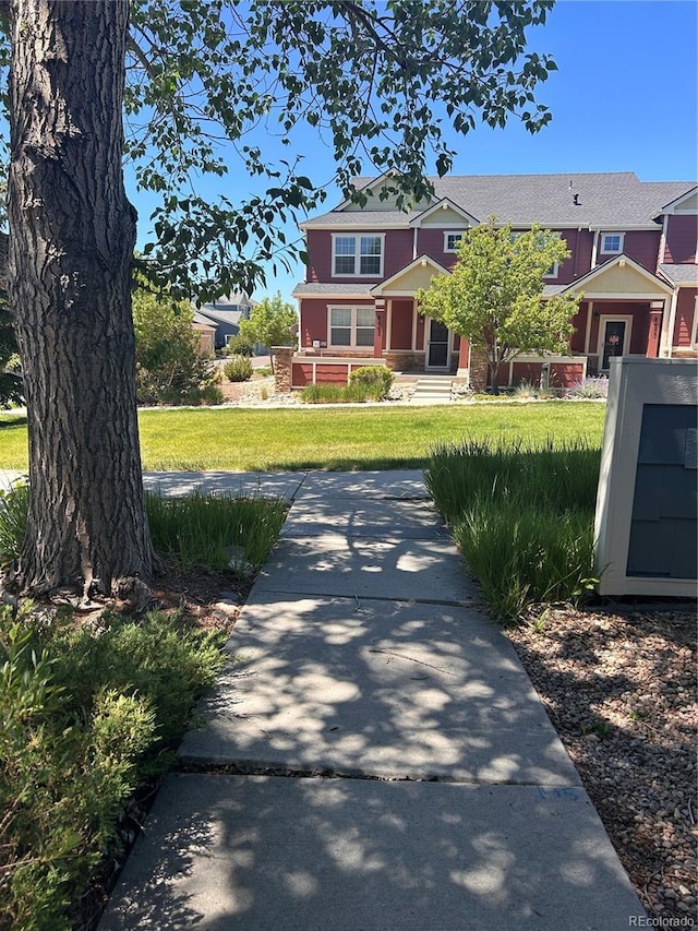 view of front facade featuring a front lawn