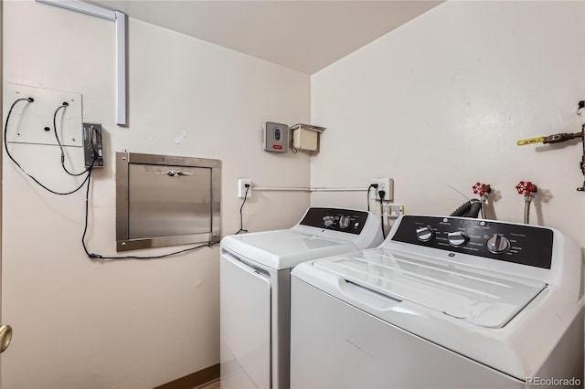 washroom featuring washing machine and clothes dryer