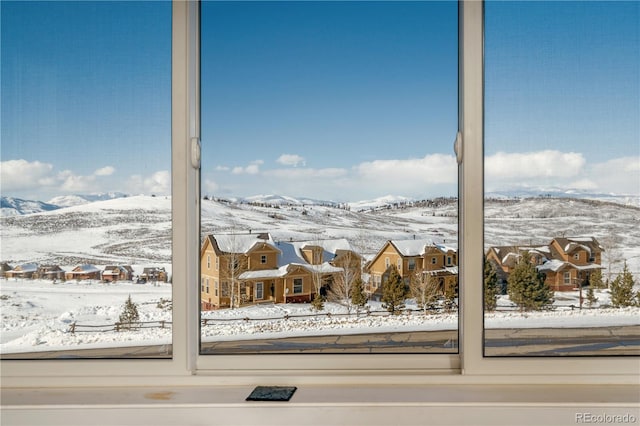 room details featuring a mountain view