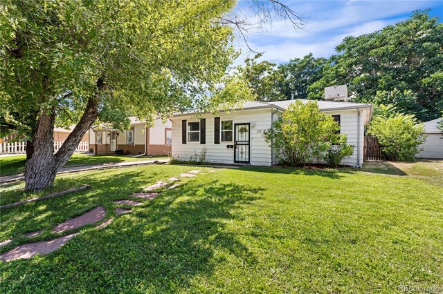 single story home with a front yard