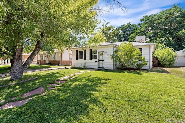 single story home featuring a front lawn