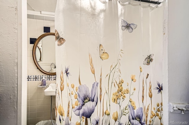 bathroom featuring tile walls