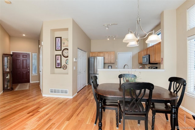 dining area with visible vents, recessed lighting, light wood finished floors, and baseboards