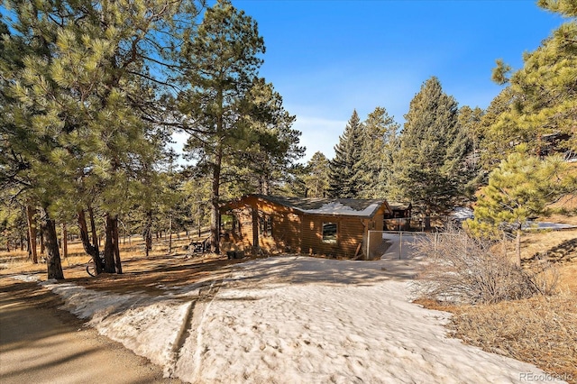 view of front facade featuring driveway