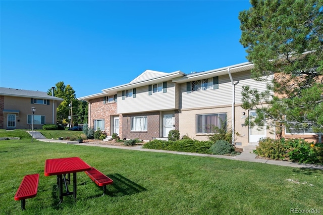 view of front of property featuring a front yard